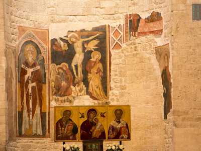 E come detto scrostando via gli elementi del 700 furono cancellati gli antichi e colorati affreschi medievali che tappezzavano in origine le pareti della Basilica e di cui oggi ci restano solo pochi frammenti